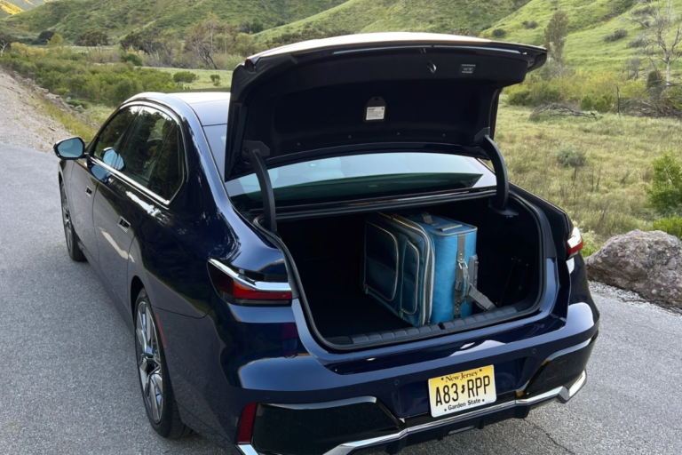 CỐP ĐIỆN CHO Ô TÔ BMW I7 - Ảnh 3