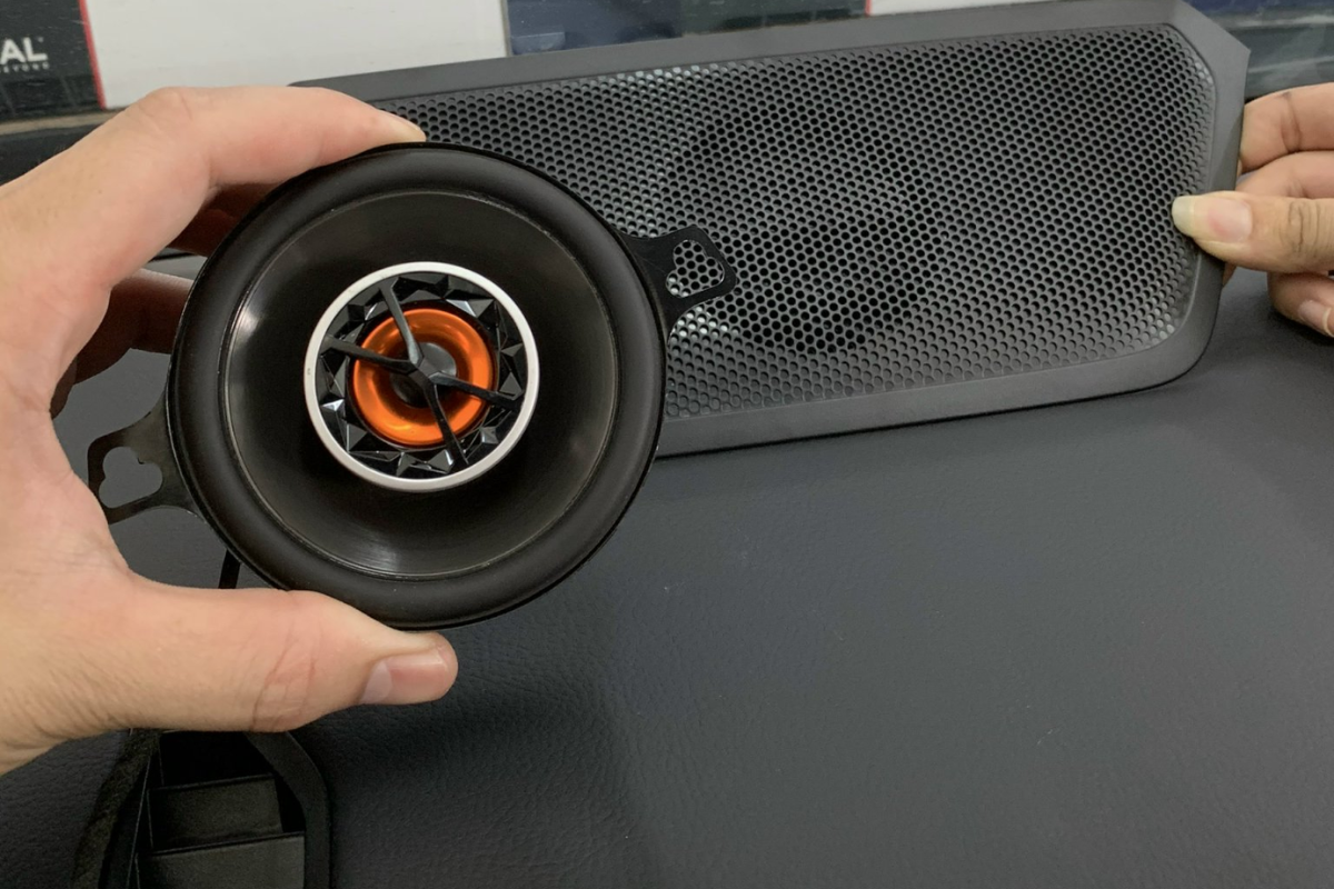 Độ Loa Trung Tâm Cho Ô Tô Xe Hơi Có Giá Bao Nhiêu? Bảng Giá Chi Tiết