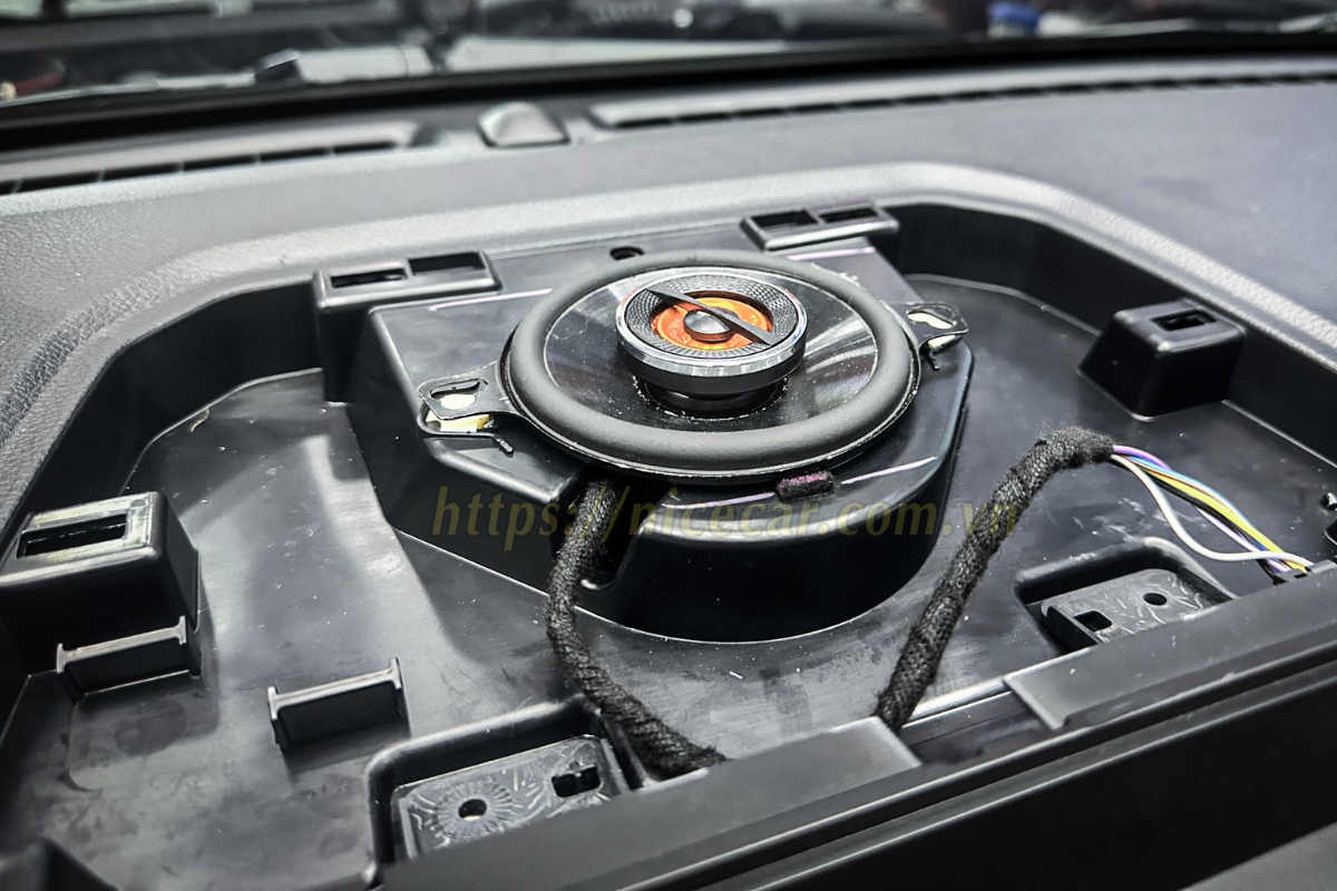 Độ Loa Trung Tâm Cho Ô Tô Xe Hơi Có Giá Bao Nhiêu? Bảng Giá Chi Tiết