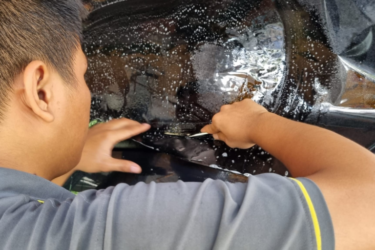 DÁN PHIM CÁCH NHIỆT XE FORD EVEREST - Ảnh 3