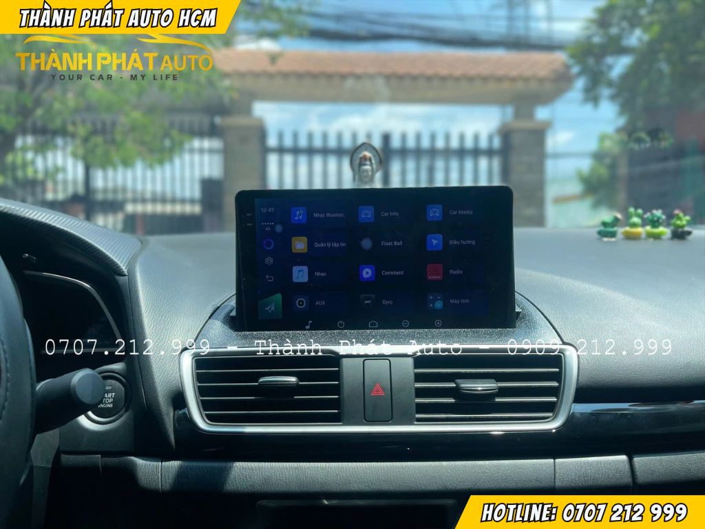 Thợ kỹ thuật Thanh Phát Auto đang thi công lắp màn hình cho xe Mazda2 – chuyên cung cấp và lắp đặt phụ kiện Mazda2 tại Long Thành.”