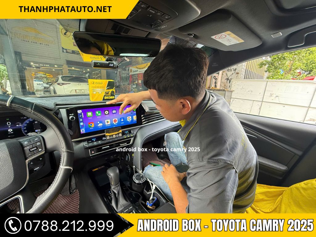 nhân viên Thành Phát Auto hướng dẫn khách sử dụng android box