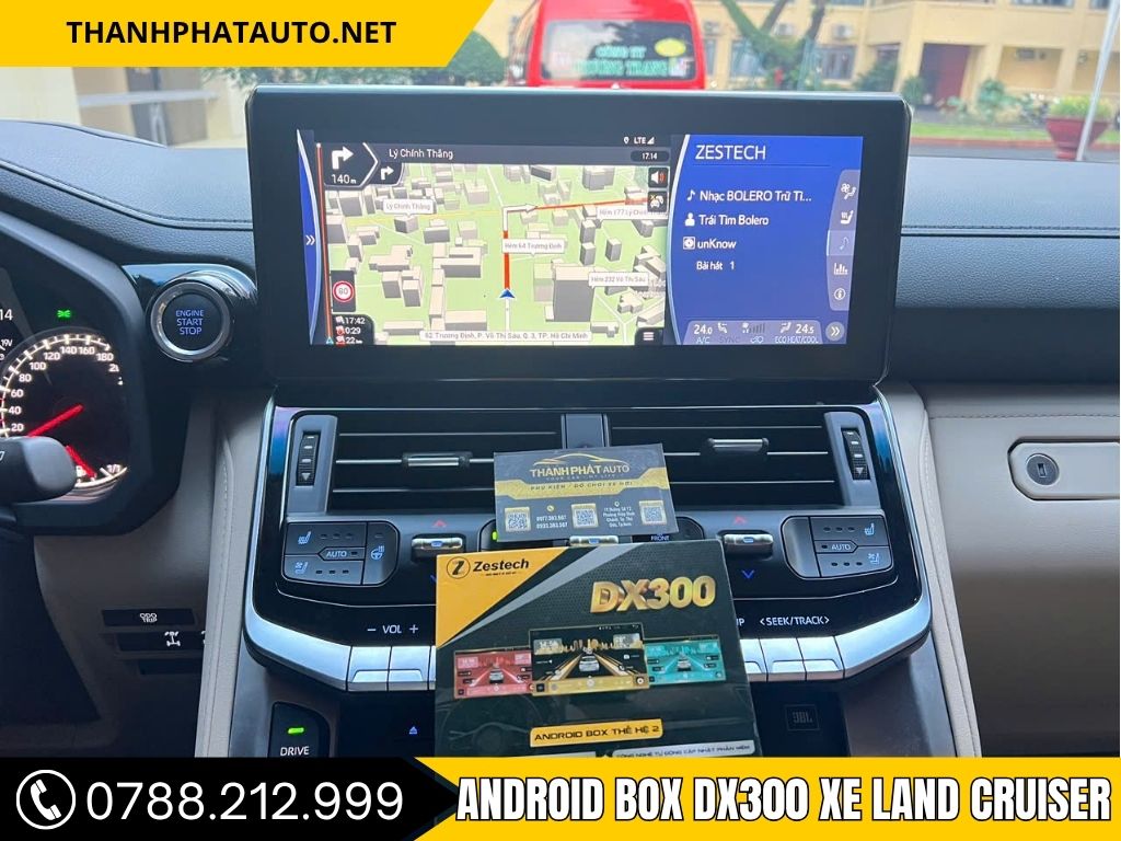 Ảnh Android Box DX300 Cho Toyota Land Cruiser hiển thị bản đồ 3D chỉ đường chi tiết. Phía dưới là hộp sản phẩm DX300 Android Box thế hệ 2, kèm thẻ bảo hành của Thành Phát Auto