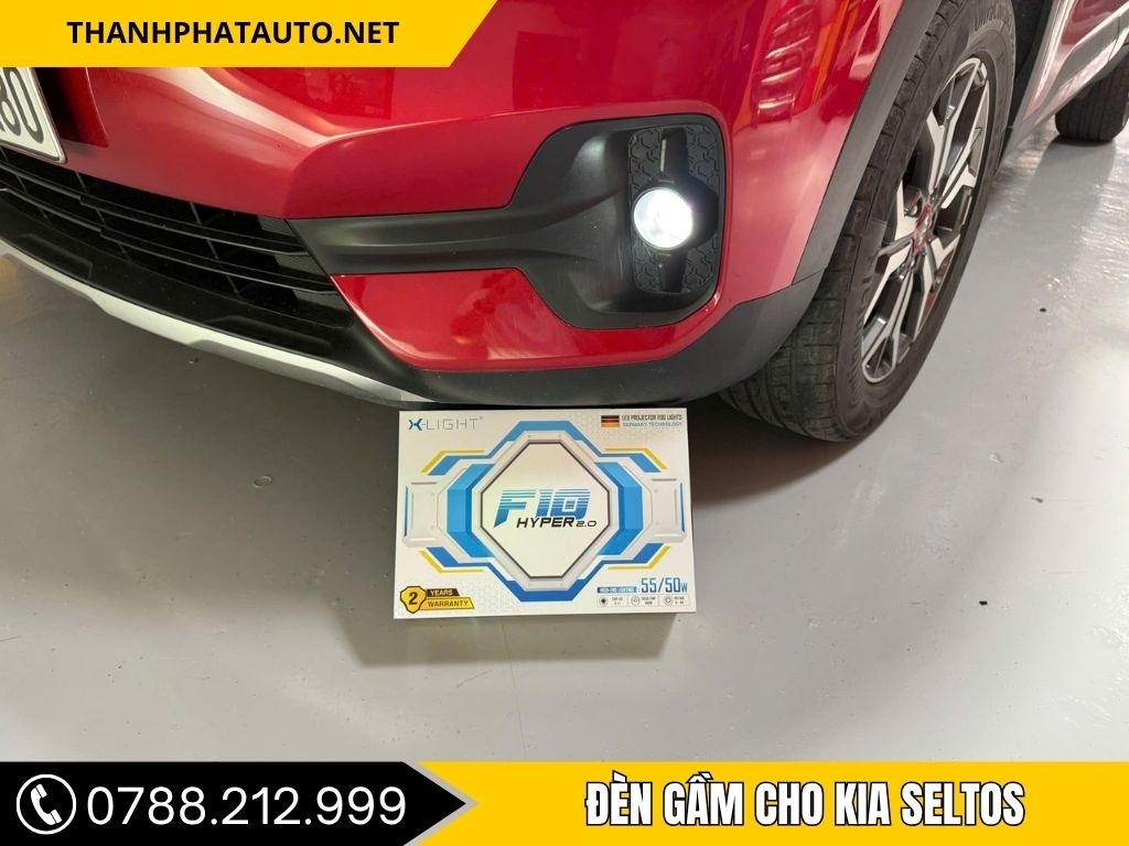 Hộp đèn gầm X-Light F10 Hyper 2.0 đặt dưới đầu xe Kia Seltos màu đỏ, tại Thành Phát Auto.