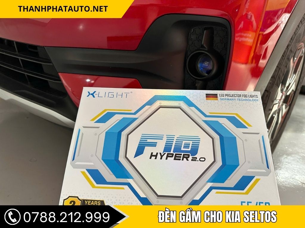 Hộp đèn gầm X-Light F10 Hyper 2.0 đặt trước đầu xe Kia Seltos màu đỏ, tại Thành Phát Auto.
