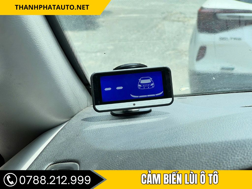 Cảm biến cảnh báo điểm mù được gắn trên thân xe tại trung tâm phụ kiện ô tô tại Dĩ An, giúp tài xế quan sát tốt hơn.