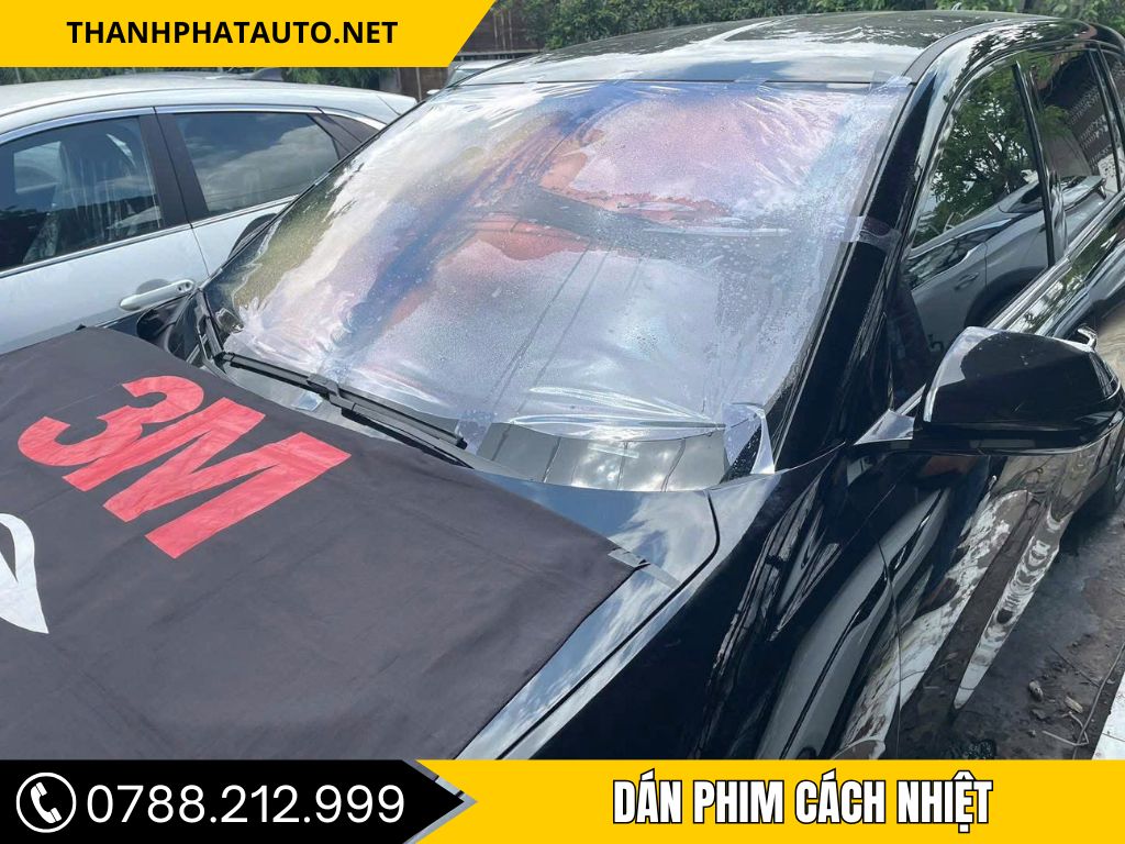 Trung tâm phụ kiện ô tô Huyện Hóc Môn dán phim cách nhiệt 3M chính hãng cho xe hơi tại Thành Phát Auto, giúp giảm nhiệt và chống tia UV hiệu quả.