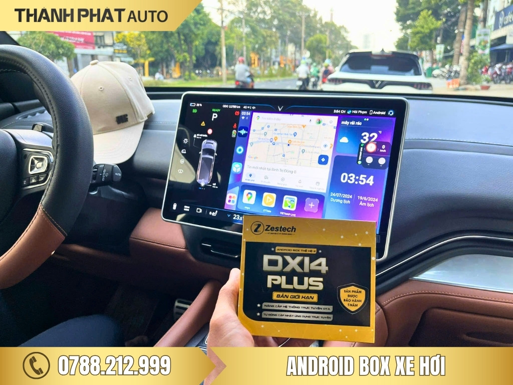 Khách hàng tại Thành Phát Auto đang cầm hộp Android Box Zestech DXI4 Plus trên xe, màn hình ô tô hiển thị bản đồ Google Maps và giao diện Android. Thiết bị Android Box ô tô tại Tây Ninh giúp giữ nguyên màn hình zin, chỉ cần cắm giắc USB, hỗ trợ dẫn đường, giải trí online và điều khiển giọng nói tiếng Việt. Giải pháp nâng cấp tiện nghi thông minh cho các dòng xe hơi tại Tây Ninh 