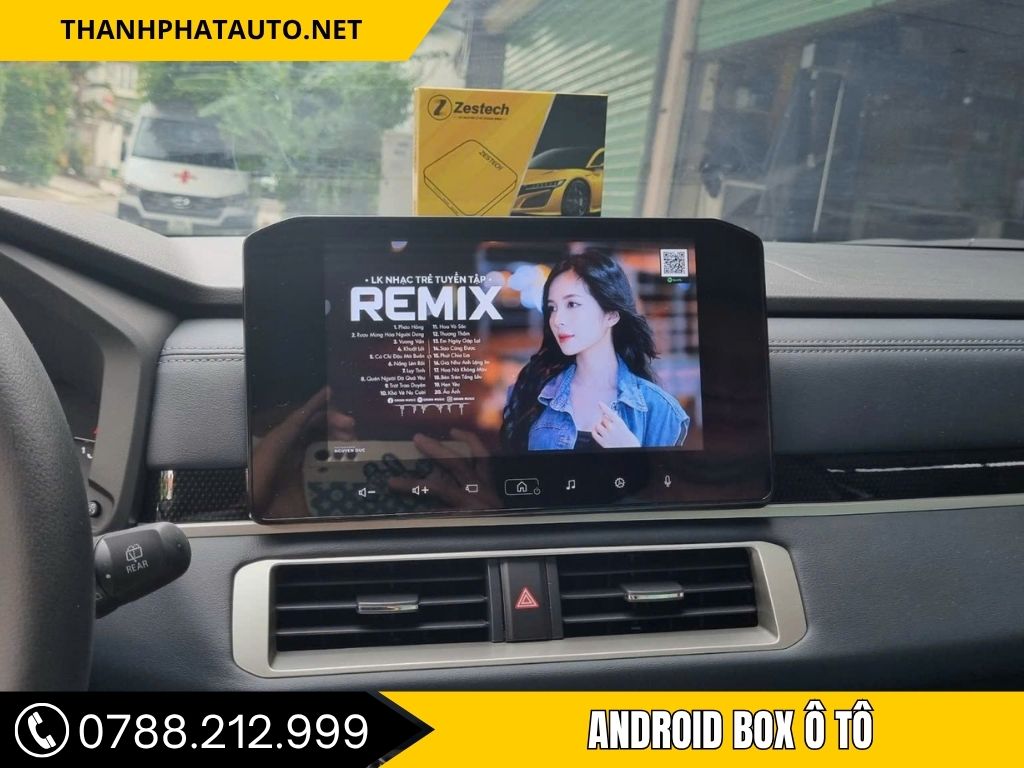 Android box ô tô tại Long An hiển thị video giải trí trên màn hình lớn, lắp đặt bởi Thành Phát Auto, hỗ trợ xem nhạc, phim và ứng dụng trực tuyến.