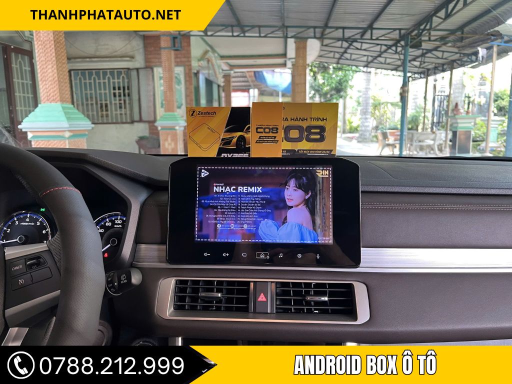 Màn hình Android Box Zestech trên xe Honda City, hiển thị video âm nhạc từ TikTok, giúp hành trình trở nên thú vị hơn với những khoảnh khắc giải trí trong xe.