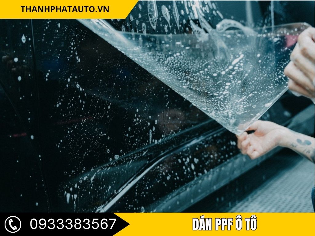 Dán PPF Ô Tô Tại Long An – Công nhân thực hiện dán PPF lên xe để bảo vệ sơn, tăng cường độ bền cho bề mặt xe.