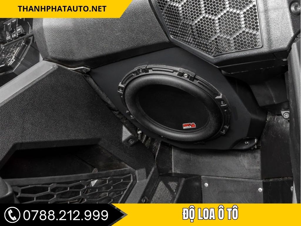 Chi tiết subwoofer gắn gầm trong gói độ loa ô tô mang đến dải bass mạnh và sâu, phù hợp cho những chủ xe yêu âm nhạc mạnh mẽ. Hệ thống được lắp đặt chắc chắn, đảm bảo tính an toàn và thẩm mỹ cho xe.