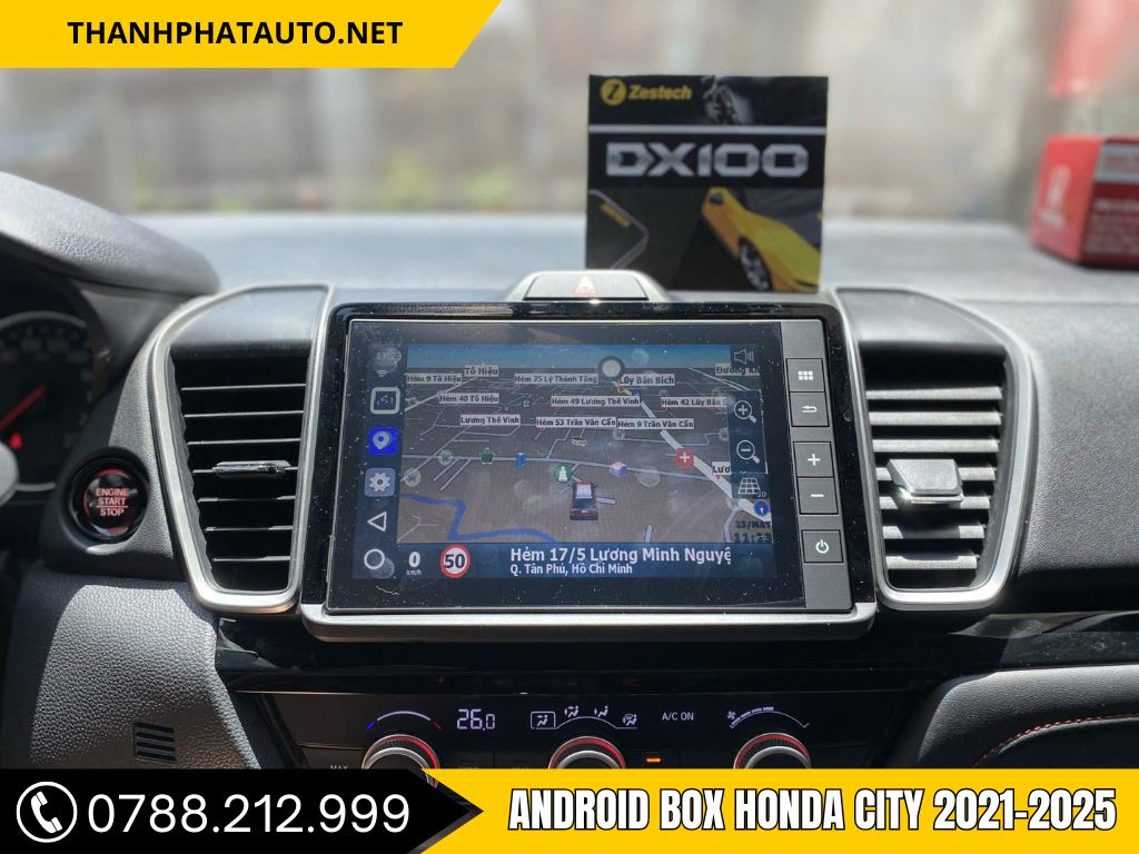 Hình ảnh kĩ thuật viên đang lắp android box honda city đặt tại trung tâm phụ kiện ô tô tại Biên Hòa, hiển thị giao diện điều khiển hiện đại trong khoang nội thất xe.