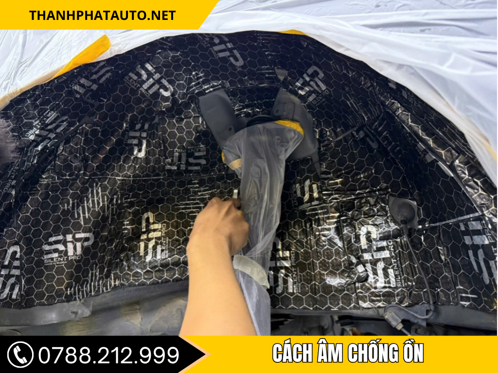 Kỹ thuật viên đang thực hiện lắp đặt vật liệu cách âm Silent Pro tại gầm xe, giúp giảm tiếng ồn từ mặt đường và nâng cao sự yên tĩnh cho không gian bên trong xe.