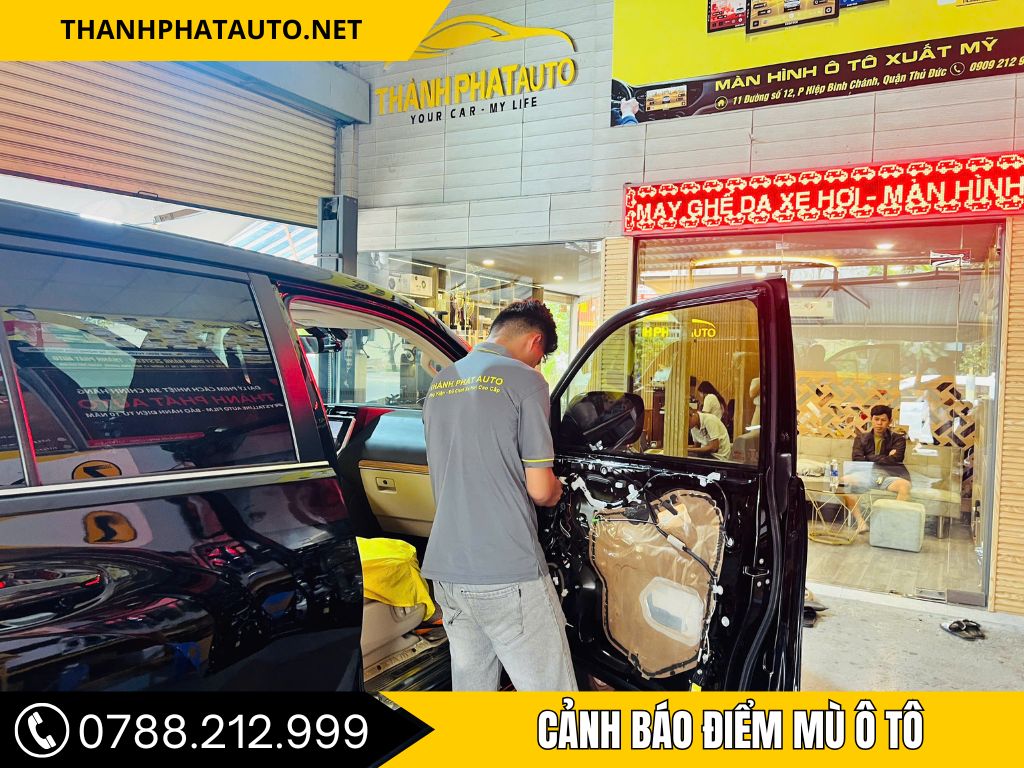 Thợ Thành Phát lắp cảm biến cảnh báo điểm mù ô tô