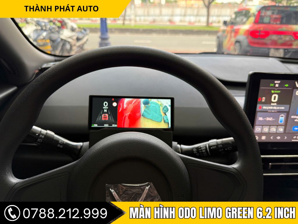 Phụ Kiện Limo Green Tại Long An – Màn hình ODO Limo Green 6.2 inch được lắp đặt trên xe, mang lại trải nghiệm lái xe mượt mà và hiện đại. Thiết bị này giúp người lái dễ dàng theo dõi các chỉ số quan trọng ngay trên vô lăng, đồng thời nâng cao giá trị sử dụng cho chiếc Limo Green của bạn.