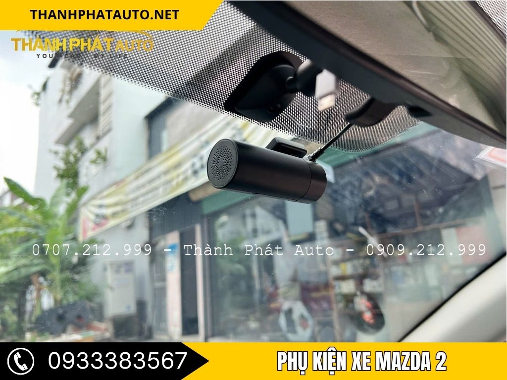 Thợ kỹ thuật Thanh Phát Auto đang thi công lắp cho xe Mazda2 – chuyên cung cấp và lắp đặt phụ kiện Mazda2 tại Long Thành.”