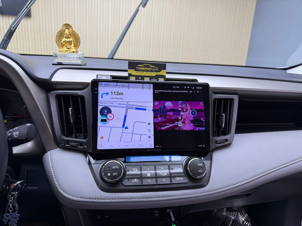 Giao diện màn hình Android ô tô hiển thị bản đồ dẫn đường và ứng dụng giải trí trên xe