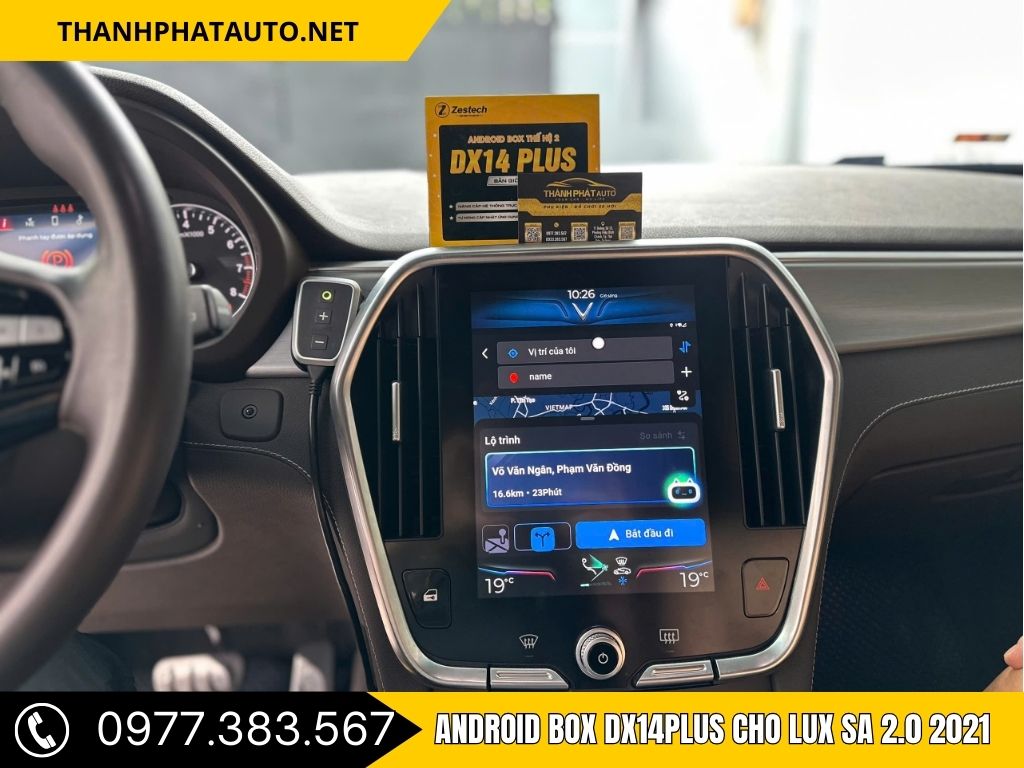 Android box trên VinFast Lux SA đang chạy bản đồ dẫn đường, hiển thị lộ trình rõ ràng trên màn hình trung tâm