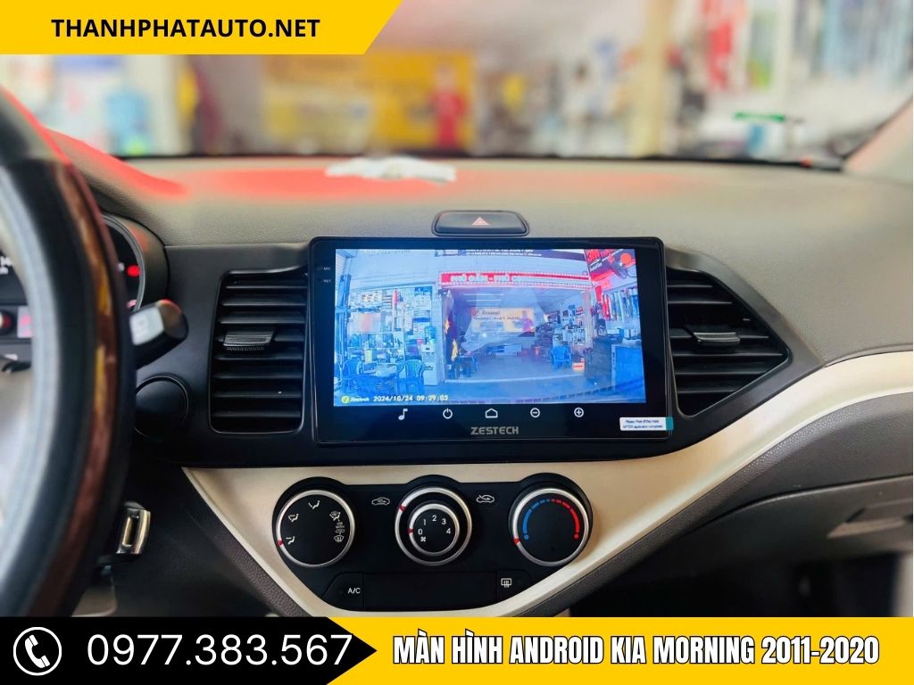 Màn hình trung tâm hiển thị camera lùi rõ nét trên taplo xe Kia Morning.