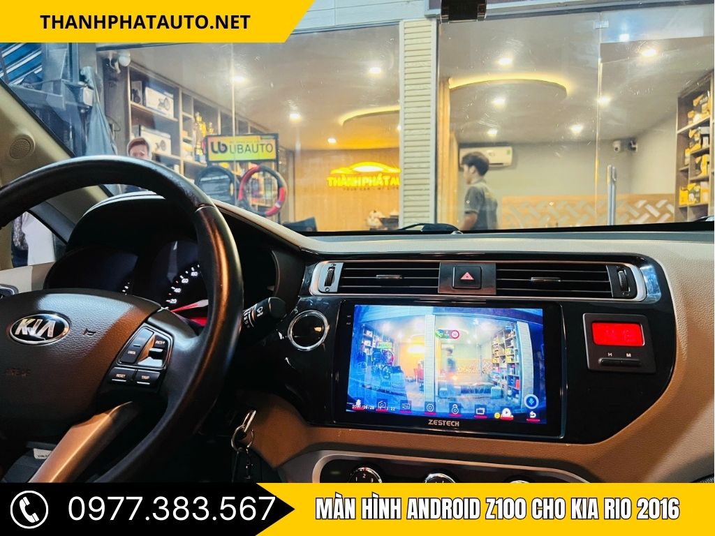 Giao diện ứng dụng Android hiển thị đầy đủ trên màn hình trung tâm, giúp lái xe tiện lợi và thoải mái hơn