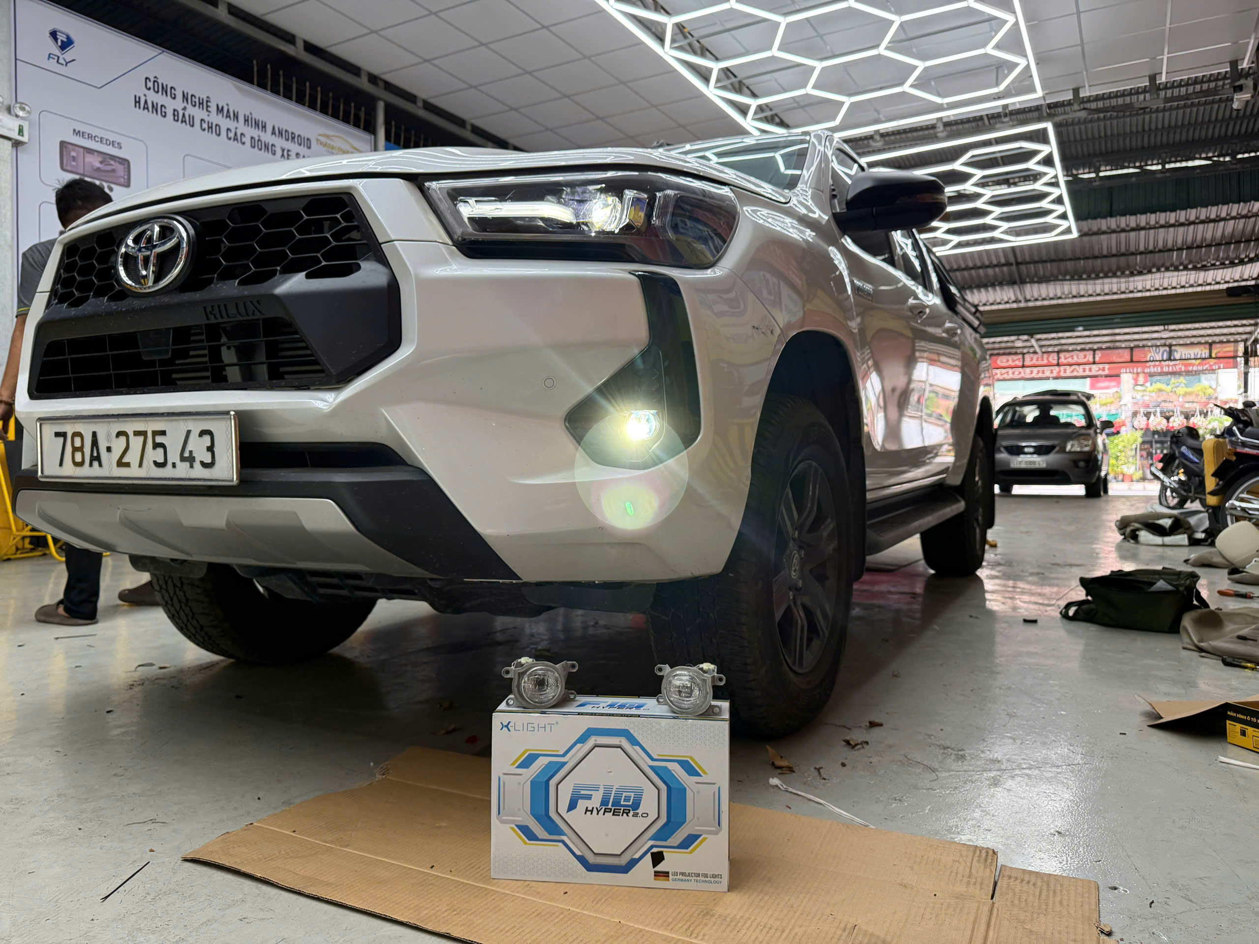 Toyota Hilux 2024 Lắp Bi Gầm Xlight F10 Hyper Chính Hãng