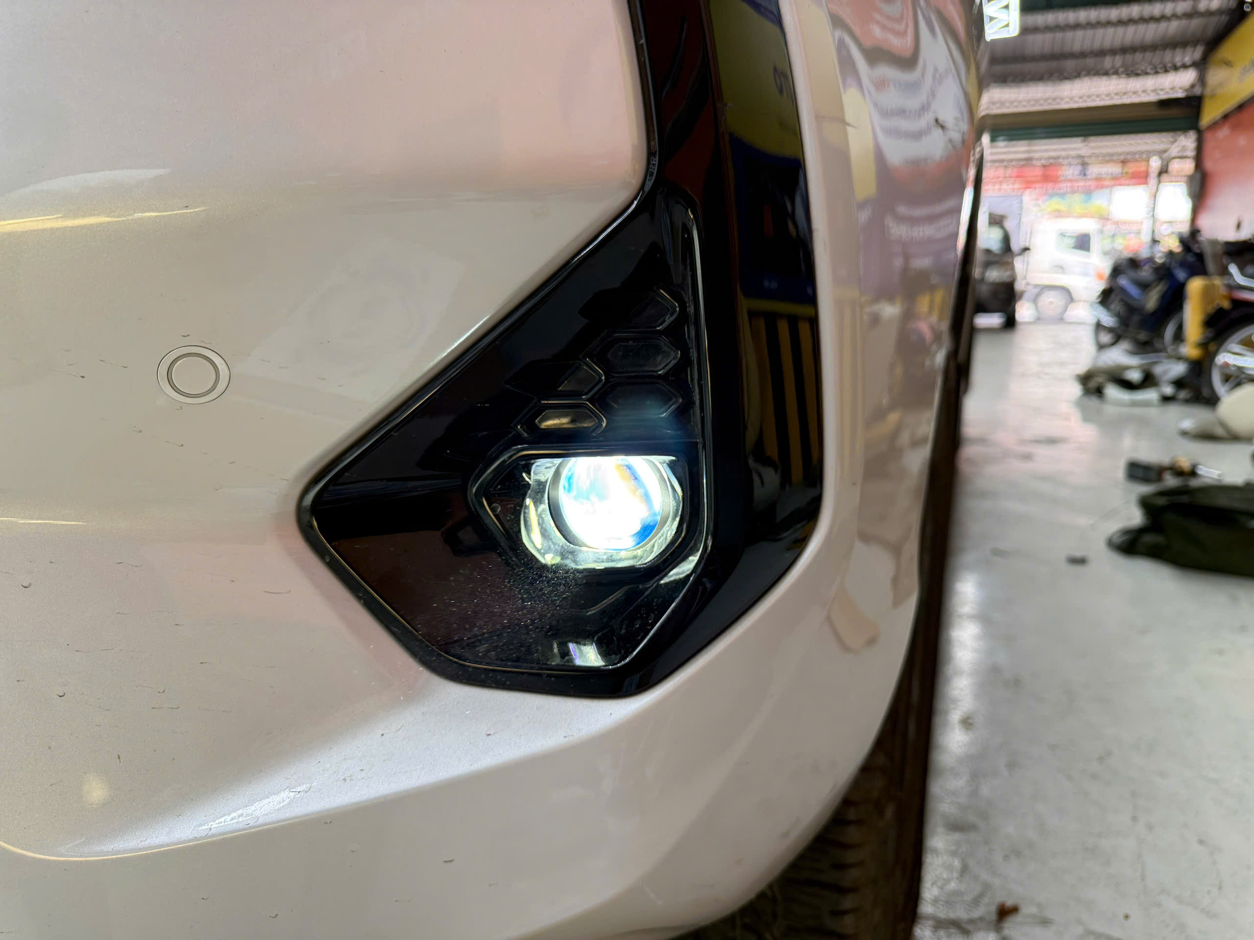 Toyota Hilux 2024 Lắp Bi Gầm Xlight F10 Hyper Chính Hãng