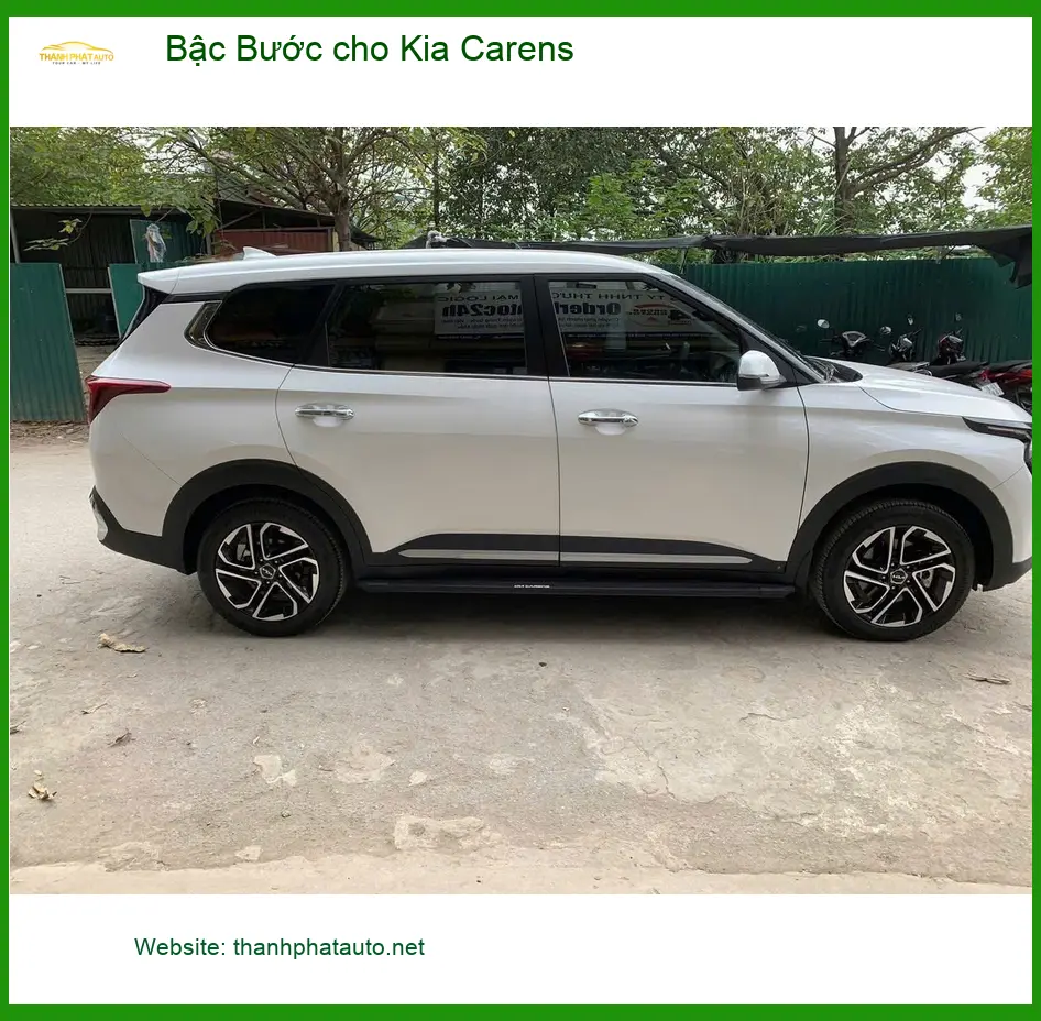 Chị Thu An lắp bậc bước cho Kia Carens tại Quận 2 giúp gia đình lên xuống dễ hơn