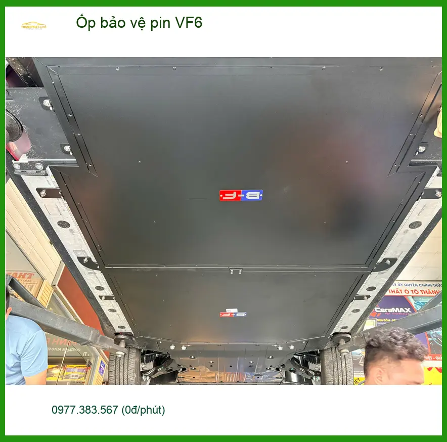 Anh Khải lắp ốp bảo vệ pin VinFast VF6 tại Quận 9 tránh va đập gầm xe