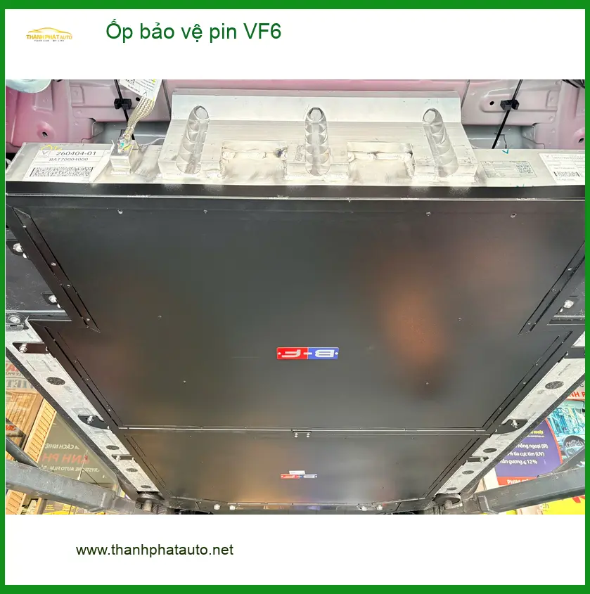 Anh Lâm lắp Ốp bảo vệ pin VF6 tại Quận 12 tránh hư hại khi đi đường xấu ảnh thực tế 3