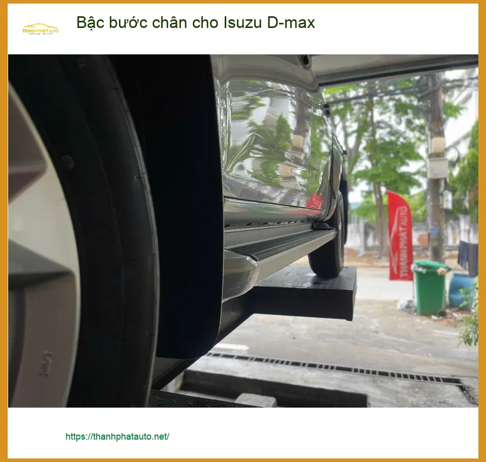 Anh Tuấn lắp bậc bước chân cho Isuzu D-max tại Quận 2 để tiện đưa đón con