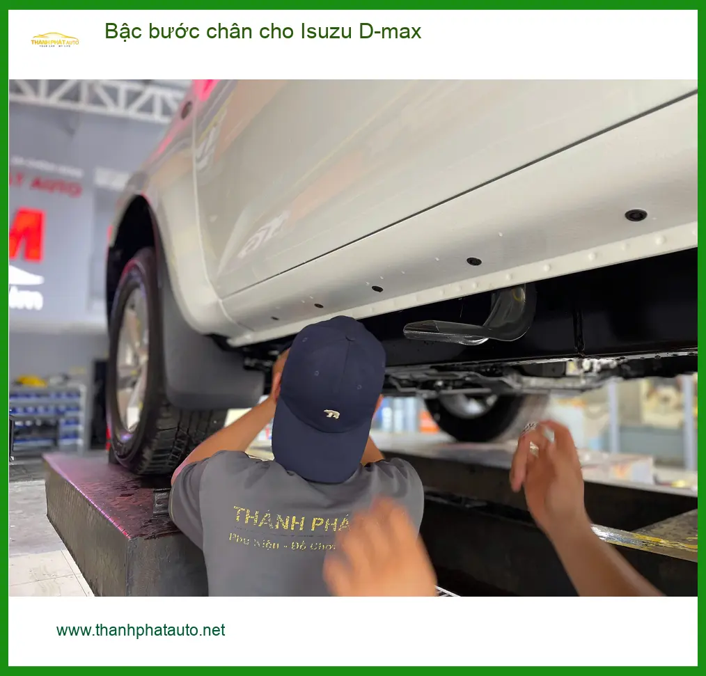 Anh Minh lắp bậc bước chân Isuzu D-max tại Quận 9 để tiện lên xuống xe
