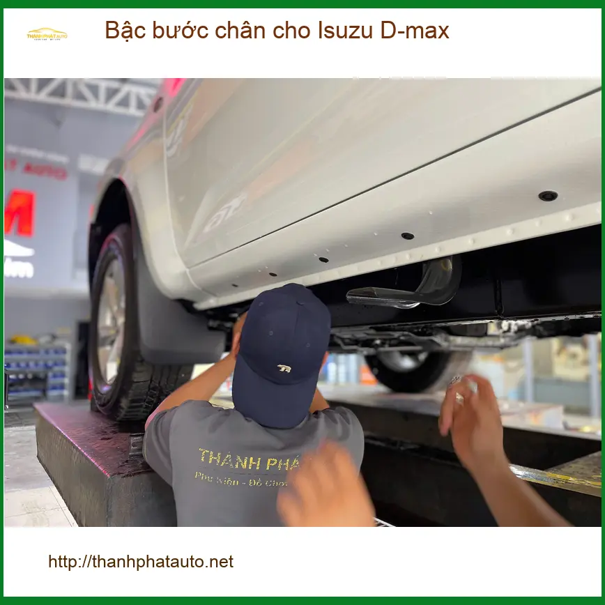 Anh Bách lắp bậc bước chân cho Isuzu D-max Quận 12 để lên xuống an toàn.