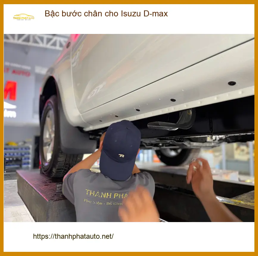Anh Tuấn lắp bậc bước chân cho Isuzu D-max tại Quận 2 để tiện đưa đón con ảnh thực tế 2