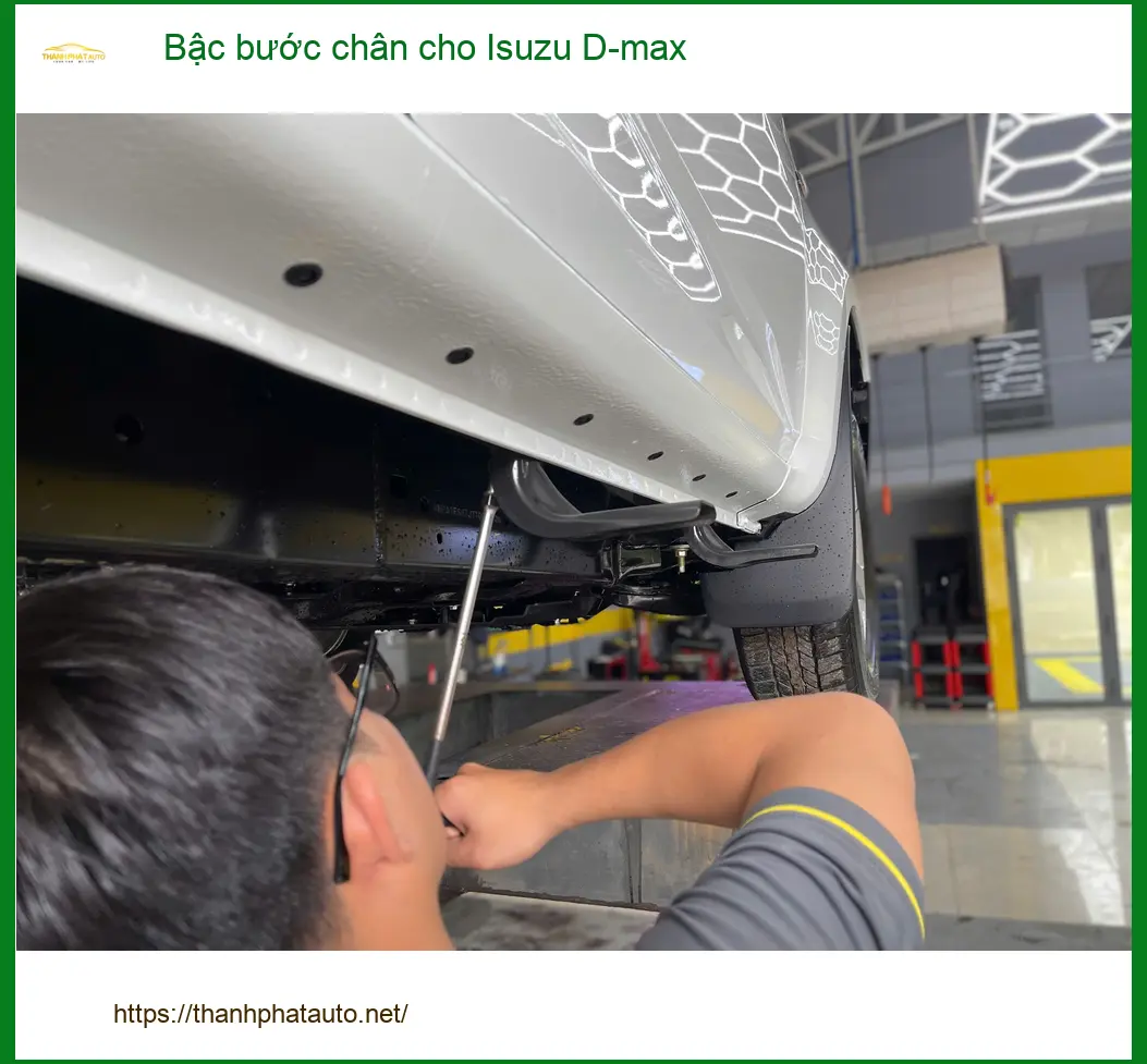 Anh Bách lắp bậc bước chân cho Isuzu D-max Quận 12 để lên xuống an toàn. ảnh thực tế 2