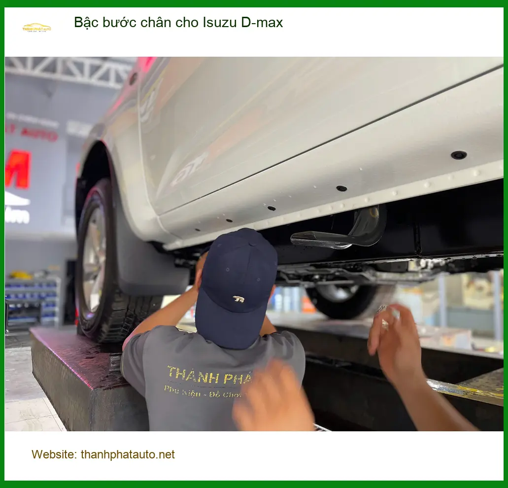 Chú Sơn lắp bậc bước chân cho Isuzu D-max tại Quận 6 để lên xuống dễ dàng