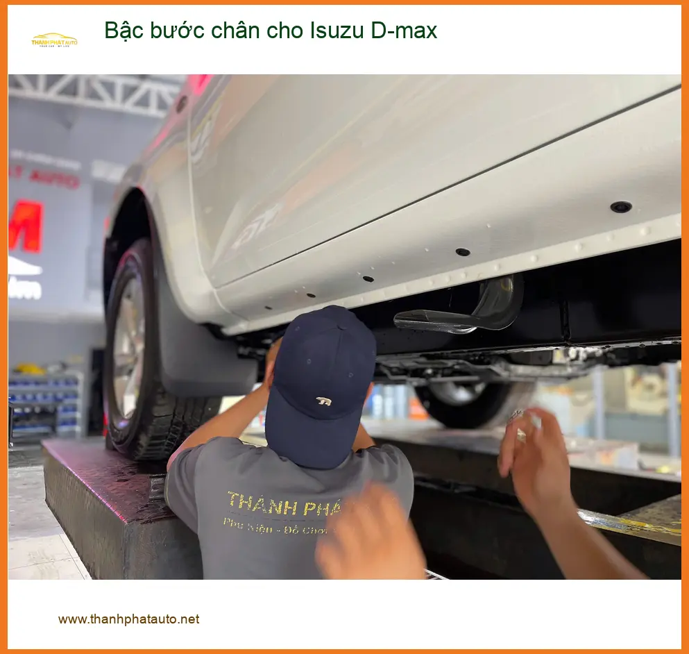 Anh Tùng lắp bậc bước chân cho Isuzu D-max Quận Bình Tân để xe cứng cáp hơn
