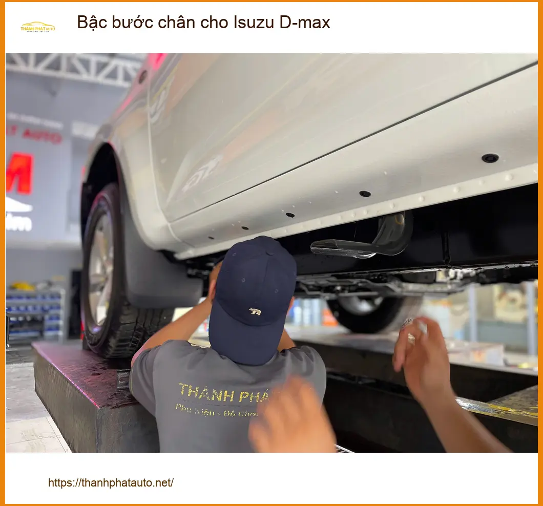 Anh Khang lắp bậc bước chân cho Isuzu D-max tại Hóc Môn để tiện lên xuống xe