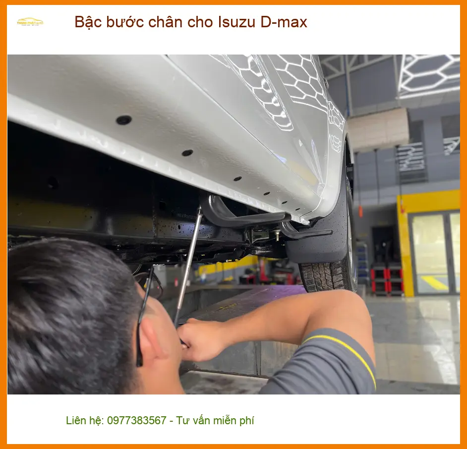 Anh Tùng lắp bậc bước chân Isuzu D-max tiện lợi tại Quận Huyện Nhà Bè