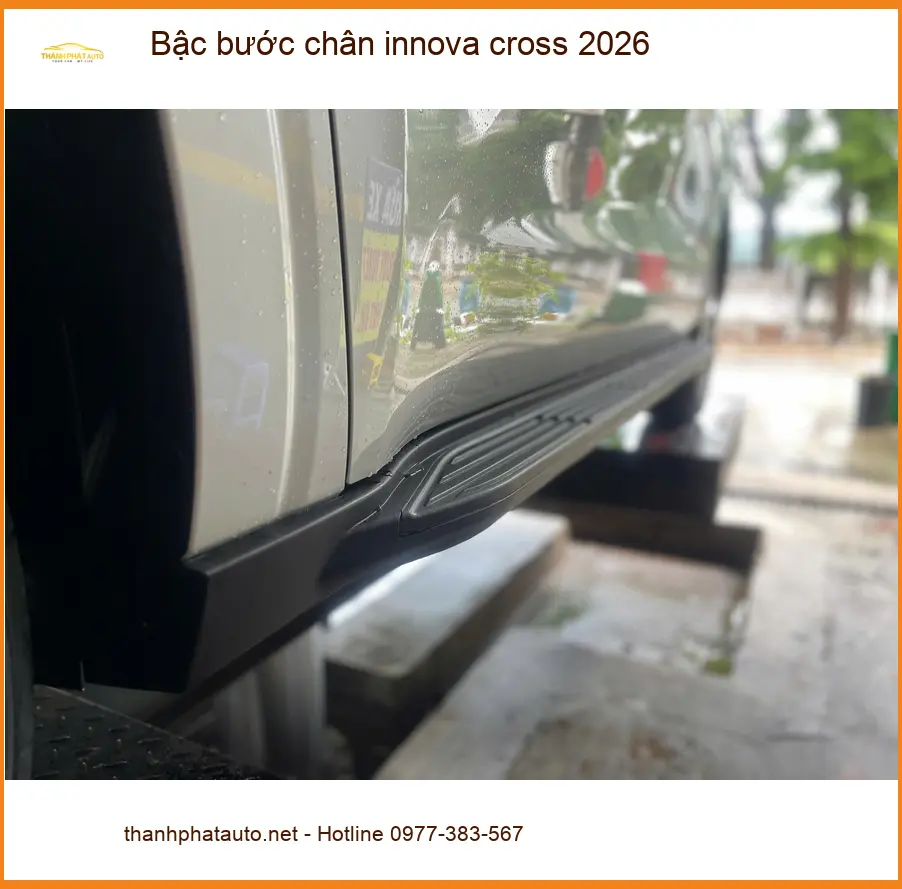 Anh Khang lắp bậc bước chân Innova Cross 2026 tại Quận 4 để tiện lên xuống và bảo vệ xe ảnh thực tế 2