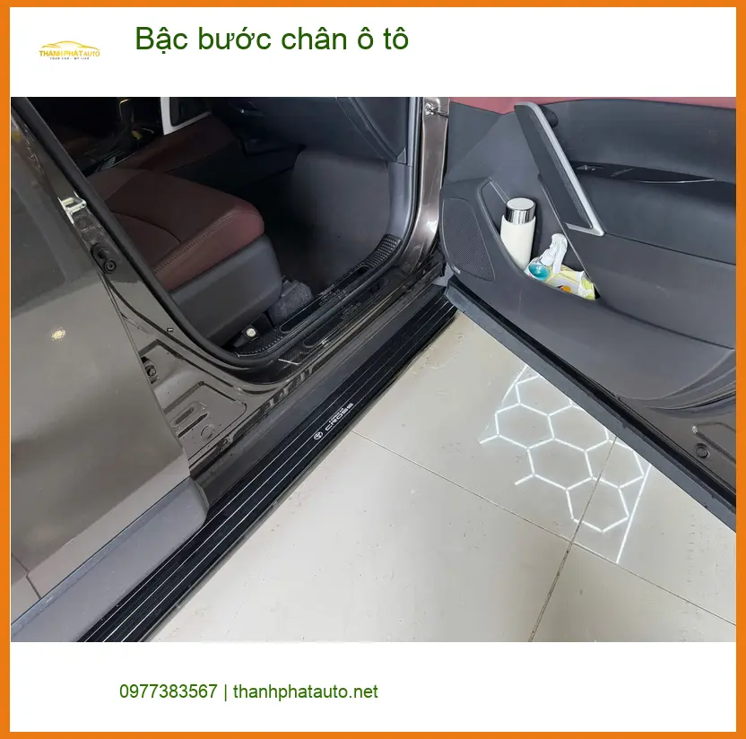 Chú Minh lắp bậc bước chân ô tô Hyundai Santa Fe tại Quận Tân Bình ảnh thực tế 2