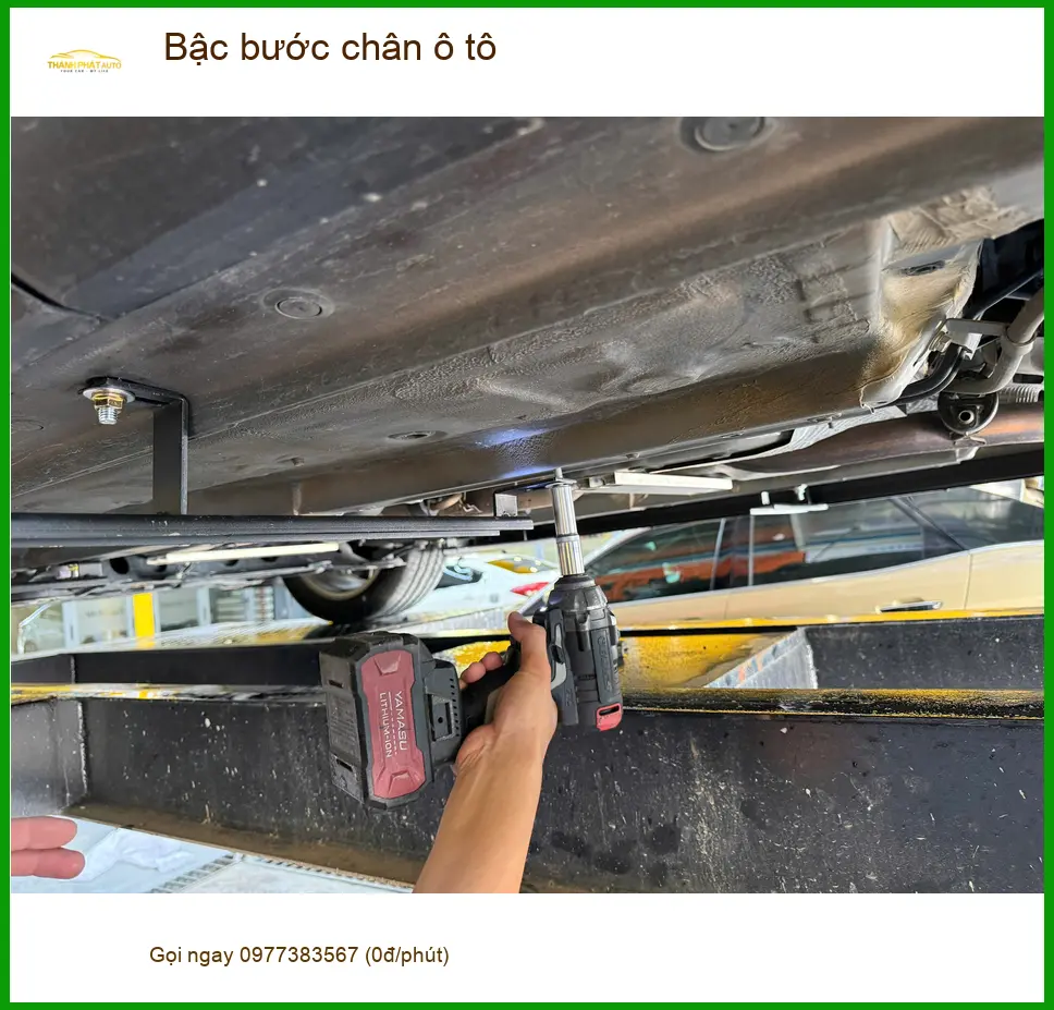 Chú Minh lắp bậc bước chân ô tô Hyundai Santa Fe tại Quận Tân Bình ảnh thực tế 4