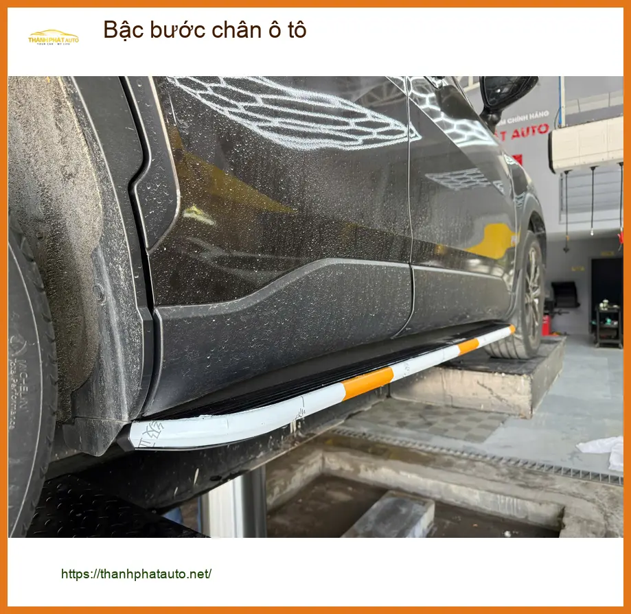 Chị Thảo lắp bậc bước chân ô tô cho Kia Carnival tại Hóc Môn ảnh thực tế 2