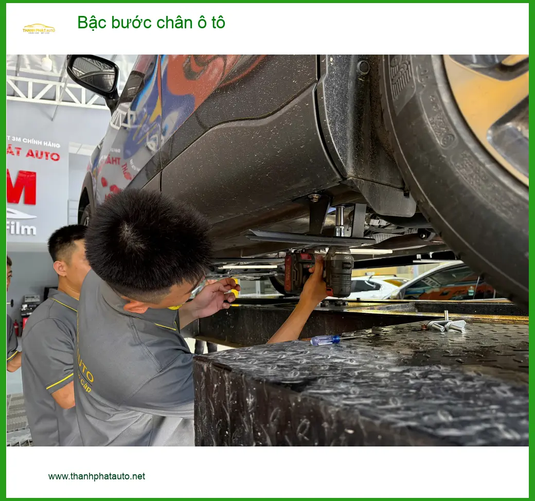 Anh Quang lắp bậc bước chân ô tô Hyundai Santa Fe tại Quận 12 để lên xuống xe dễ hơn