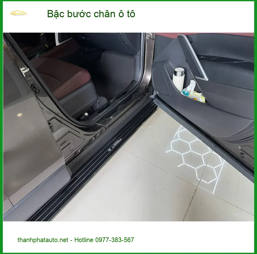 Anh Cường lắp bậc bước chân ô tô cho Hyundai Santa Fe tại Quận 9 để xe thêm vững chãi.