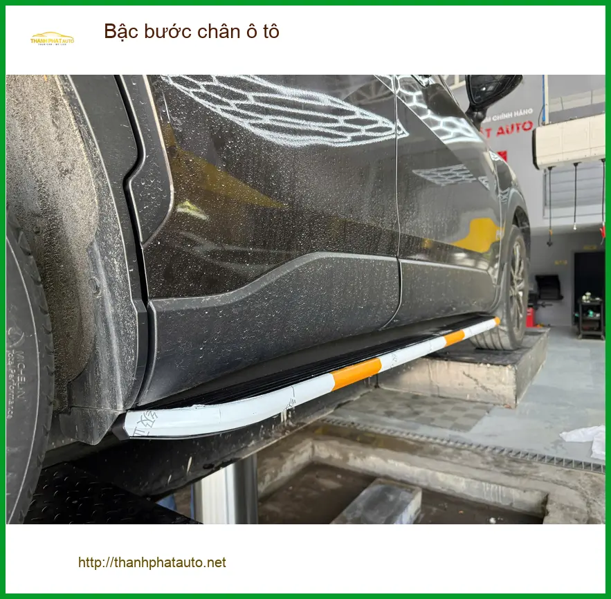Anh Quang lắp bậc bước chân ô tô Hyundai Santa Fe tại Quận 12 để lên xuống xe dễ hơn ảnh thực tế 2