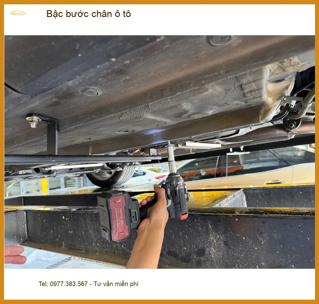 Anh Cường lắp bậc bước chân ô tô cho Hyundai Santa Fe tại Quận 9 để xe thêm vững chãi. ảnh thực tế 3