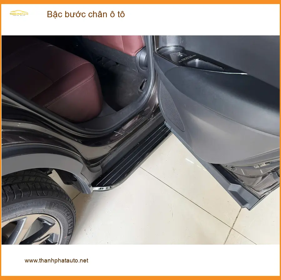 Anh Quang lắp bậc bước chân ô tô Ford Everest tại Củ Chi để dễ lên xuống