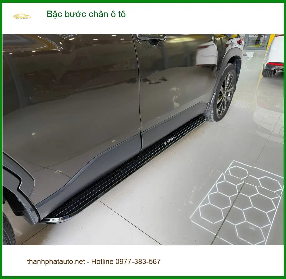 Anh Tùng lắp bậc bước chân xe Outlander tại Quận 7, giúp gia đình tiện lợi