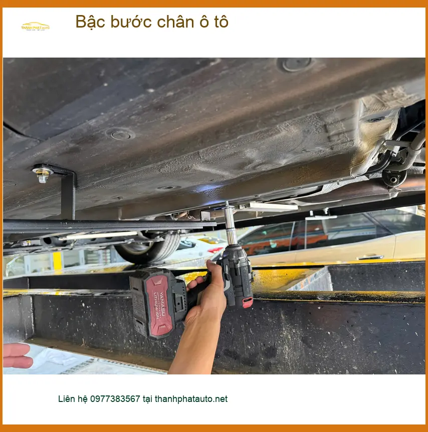 Anh Tùng lắp bậc bước chân xe Outlander tại Quận 7, giúp gia đình tiện lợi ảnh thực tế 3